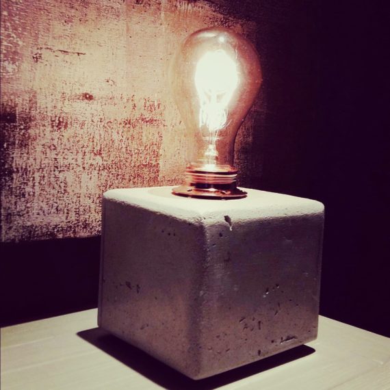 Particolare lampada cubo in cemento